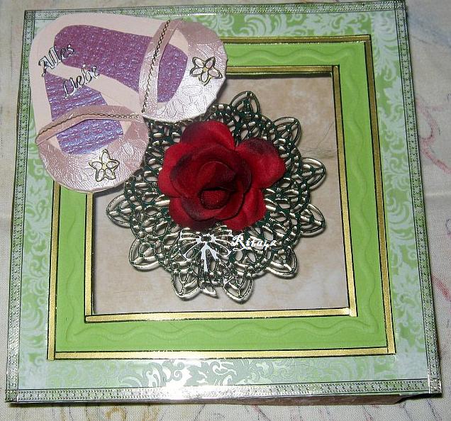 Quadratische Box mit Schuhe und Rose. Oben.jpg