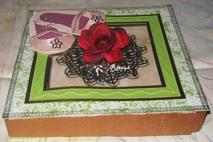 Quadratische Box mit Schuhe und Rose.jpg