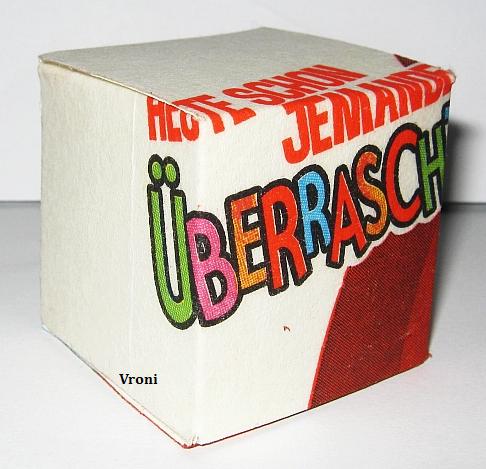 Würfelbox mit Ueei Serviette Seitenansicht.jpg