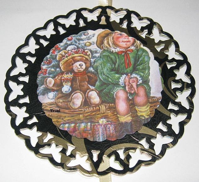 Fensterdekoration Spellbinders und Paintbox Poppets Mädchen und Teddybär.jpg