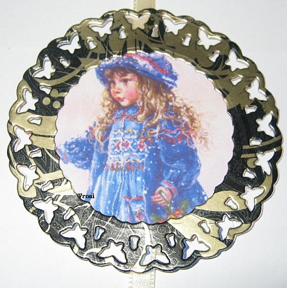 Fensterdekoration Spellbinders und Paintbox Poppets Mädchen mit blauem Kleid.jpg