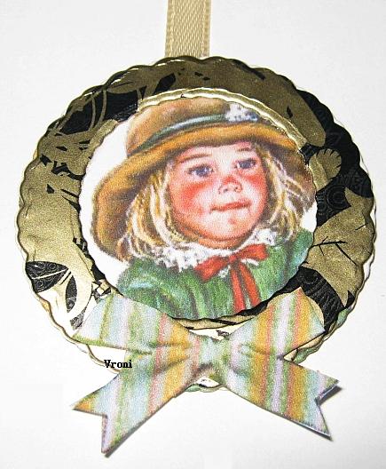 Fensterdekoration Spellbinders und Paintbox Poppets Mädchen mit Hut.jpg