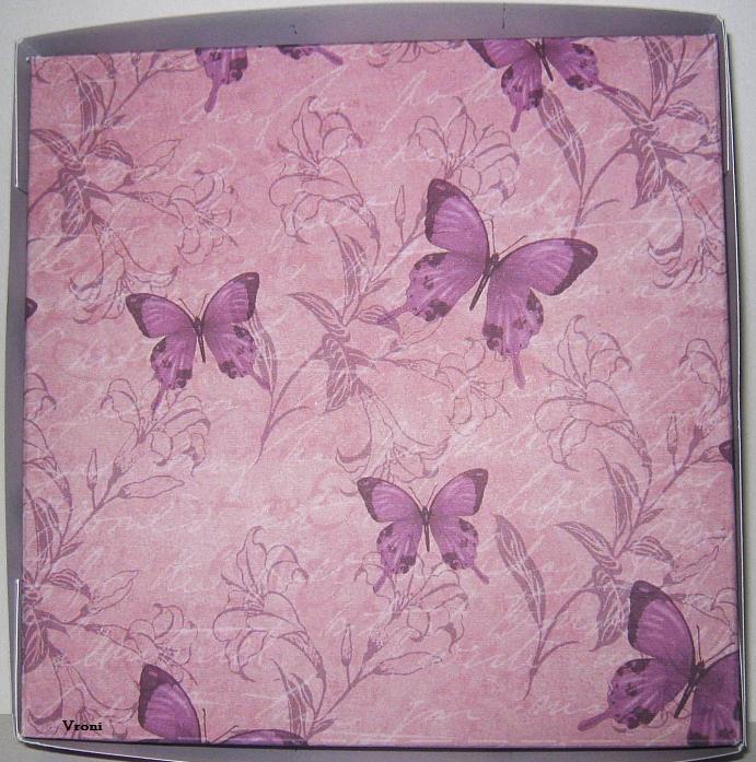 Quadratische Box Schmetterling. Hinten. Debbi Moore Shabby Chic Butterflies and Flowers..jpg
