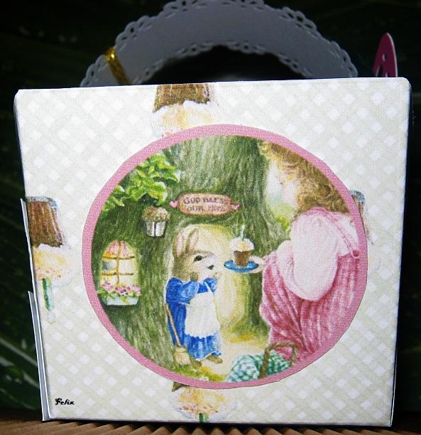 Körbchen mit Bortenhenkel. Seitenmotiv. Holly Pond Hill. Hougie..jpg