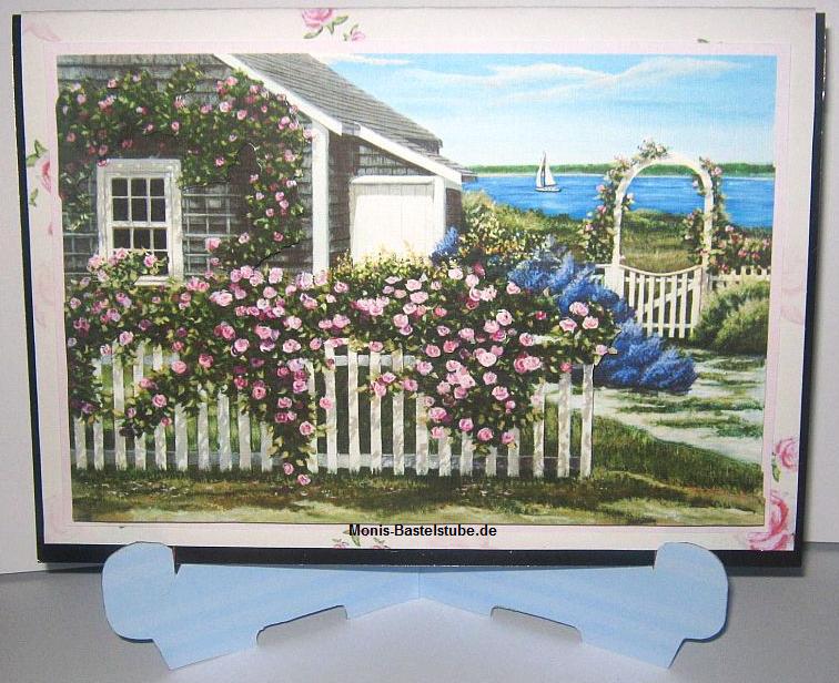 Grußkarte - verträumtes Cottage am Meer - auf Kartenständer - mit Tom Mielko - Sommer Buch.jpg
