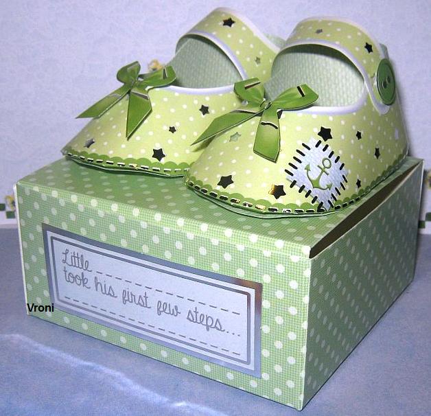 Baby Schuhe in Geschenkbox grün. Baby Booties..jpg