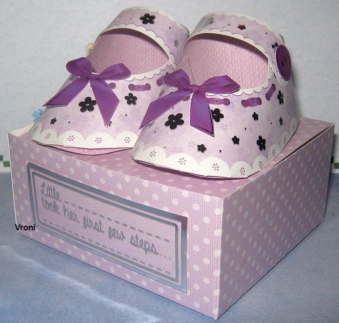 Baby Schuhe in Geschenkbox lila. Baby Booties..jpg