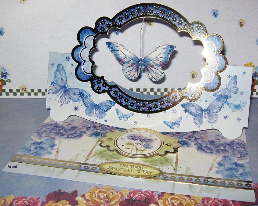 Glückwunschkarte. Blumen und Schmetterling. Blau. Hunkydory..jpg