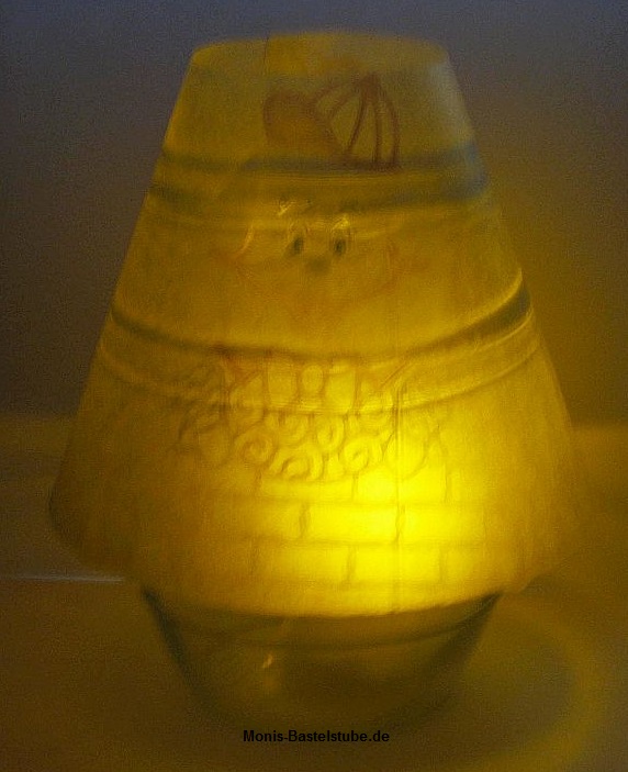Kleine-Teelichtlampe-mit-PergamentPapier-und-Stanzschablone-Leuchtend..jpg