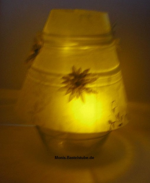 Kleine-Teelichtlampe-Blumen-mit-PergamentPapier-und-Stanzschablone. Leuchtend..jpg