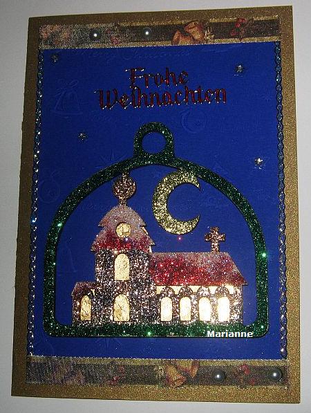 Wollte mal etwas ganz anderes basteln. Habe ein Holzornament verschieden farbig beglittert und auf eine Grußkarte geklebt. Diese habe ich mit Bordüren und Stickern gestaltet. Herausgekommen ist meine Grußkarte Kirchgang.