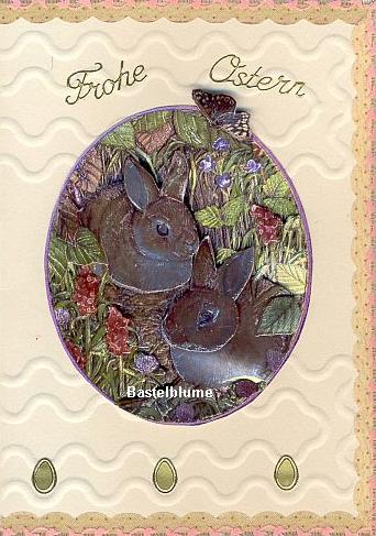 Grußkarte Osterhasen mit 3D Metall Gravur Motiv, Stickerbordüre und Stickern. Gestaltet mit einem Prägeboard. Bastelblume.